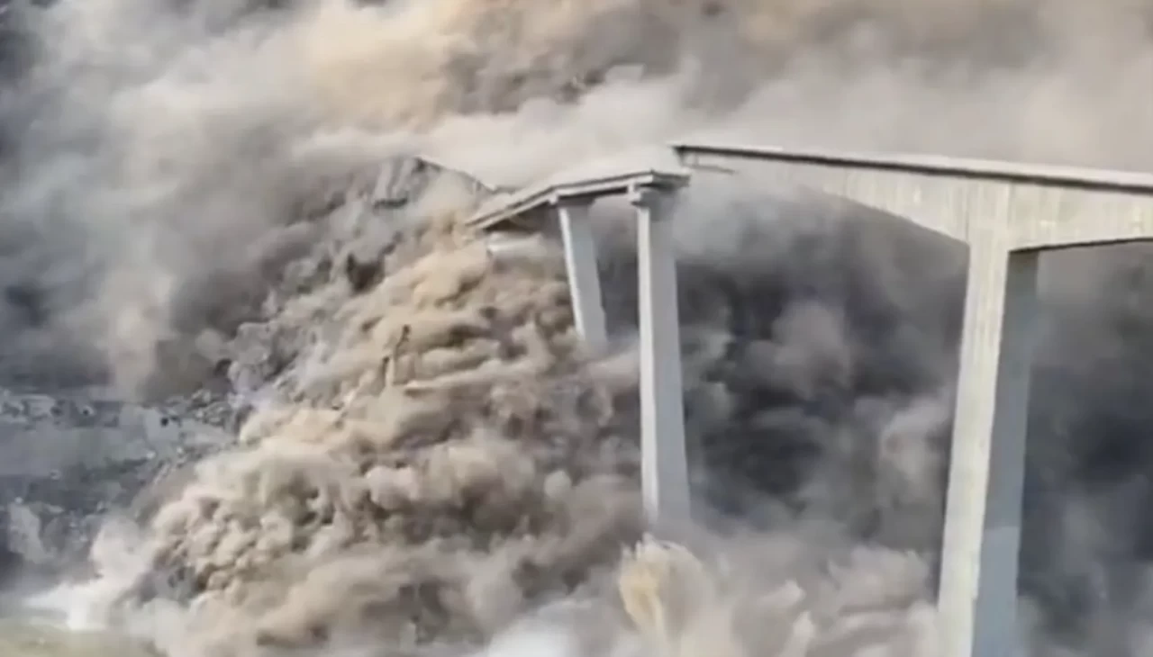 Çin’de yeni yapılan Hongqi Köprüsü çöktü: Trafiğe kapatıldı