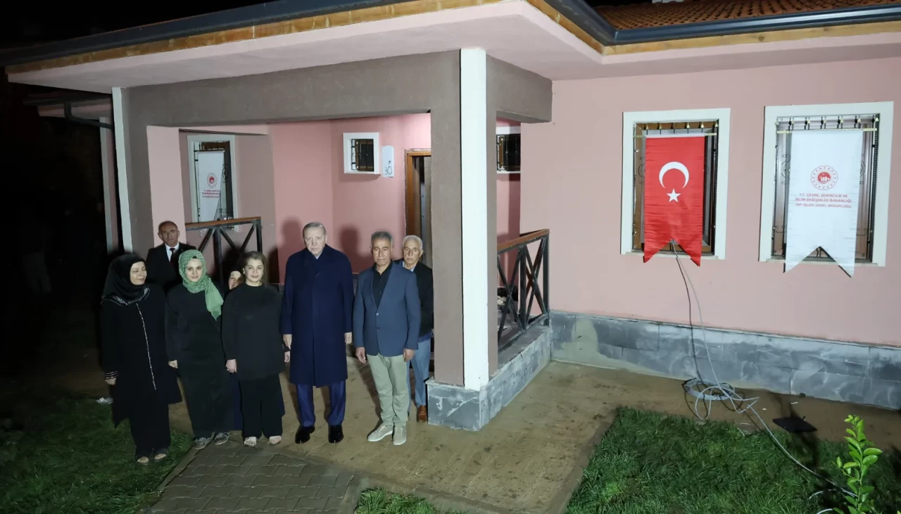 Cumhurbaşkanı Erdoğan, Adıyaman'da depremzede bir aileyi ziyaret etti