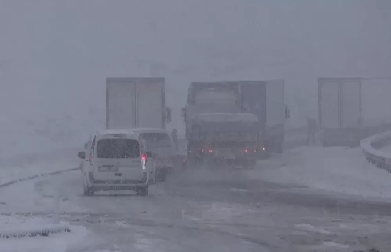 Kop Dağı Geçidi yeniden beyaza büründü