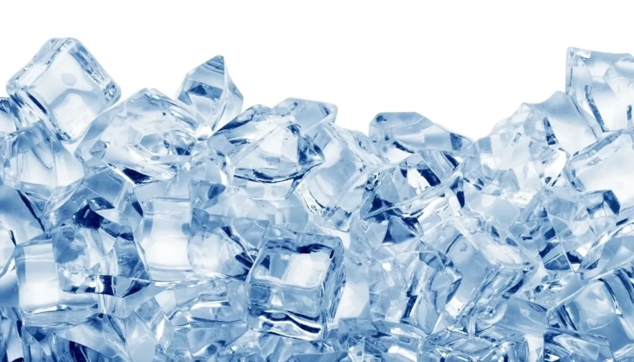 Buz etkisiyle anında parlaklık! Sosyal medyada fırtına estiren yeni saç ritüeli