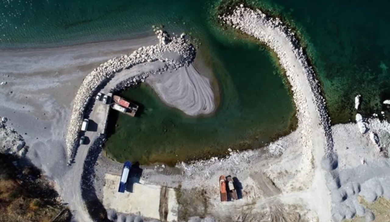 Kuraklık Van Gölü'nü vurdu! Yeşilsu Limanı karaya oturdu