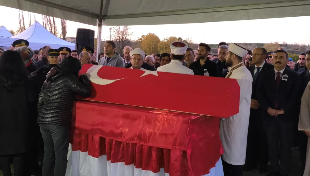 Şehit Astsubay Ramazan Yağız, çocukluk arkadaşının yanında toprağa verildi
