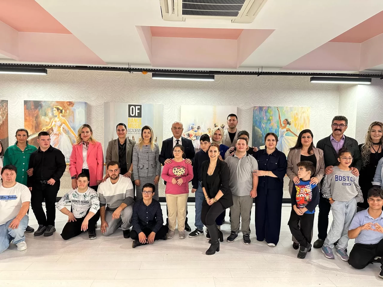 MHP Adana’da hummalı çalışma: Başkan Yusuf Kanlı özel gereksinimli çocuklarla dans etti