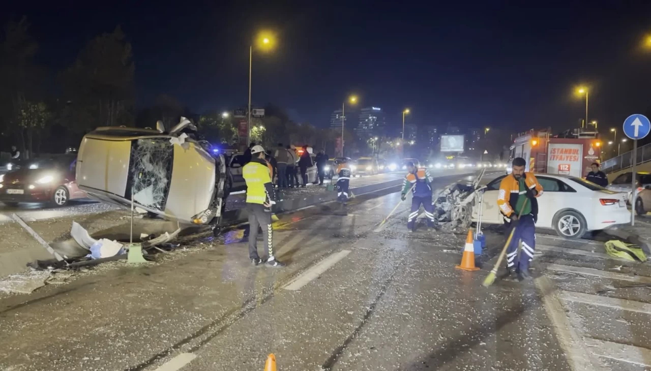 Bakırköy’de kontrolden çıkan otomobil refüjü aşıp karşı araca çarptı