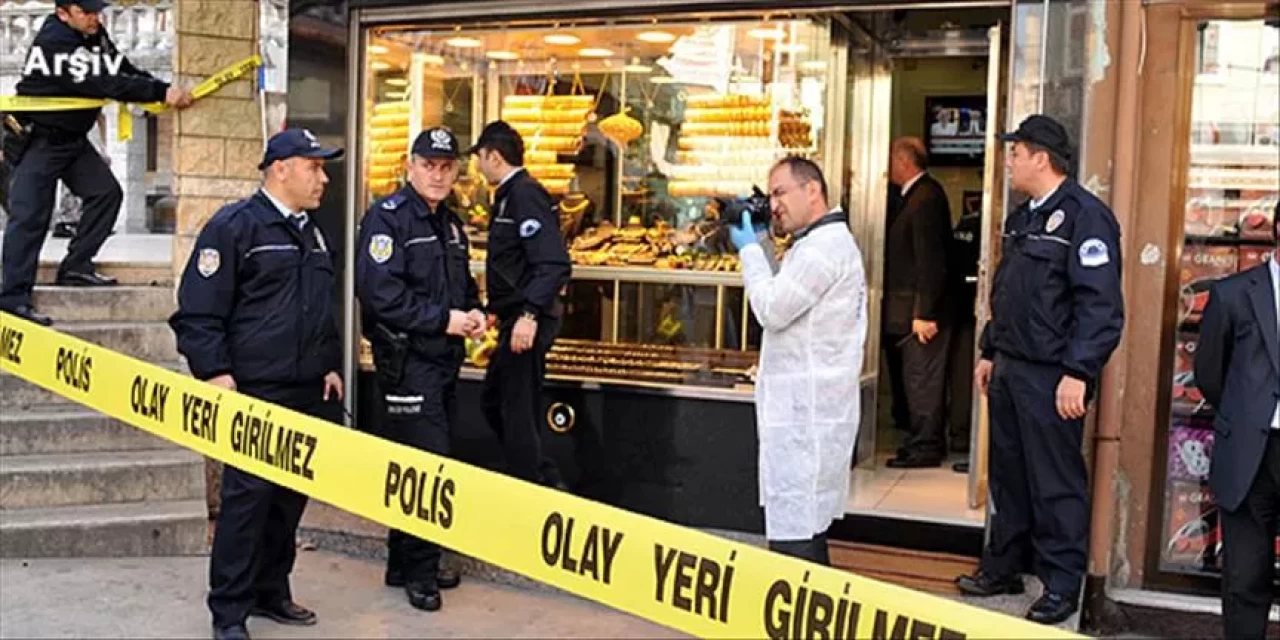 Ordu’da kuyumcunun dalgınlığından faydalanıp, 2 milyon liralık altını çaldı