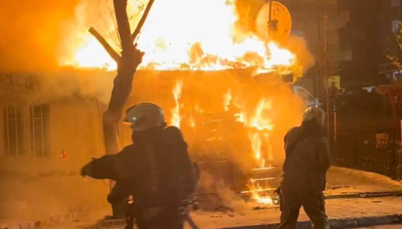 Bağcılar’da gecekonduda yangın: Anne ve 4 çocuğu dumandan etkilendi