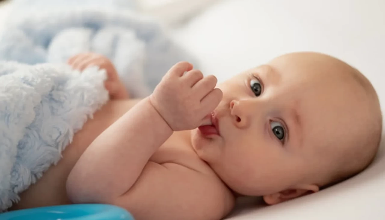 Anneleri şaşkına çeviren davranış! Bebeklerin parmak emme çılgınlığının altında ne var?