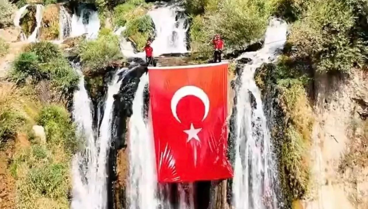 JAK Timinden gururlandıran görüntü: Bayrakları bayrak yapan üstündeki kandır. Toprak, uğrunda ölen varsa vatandır