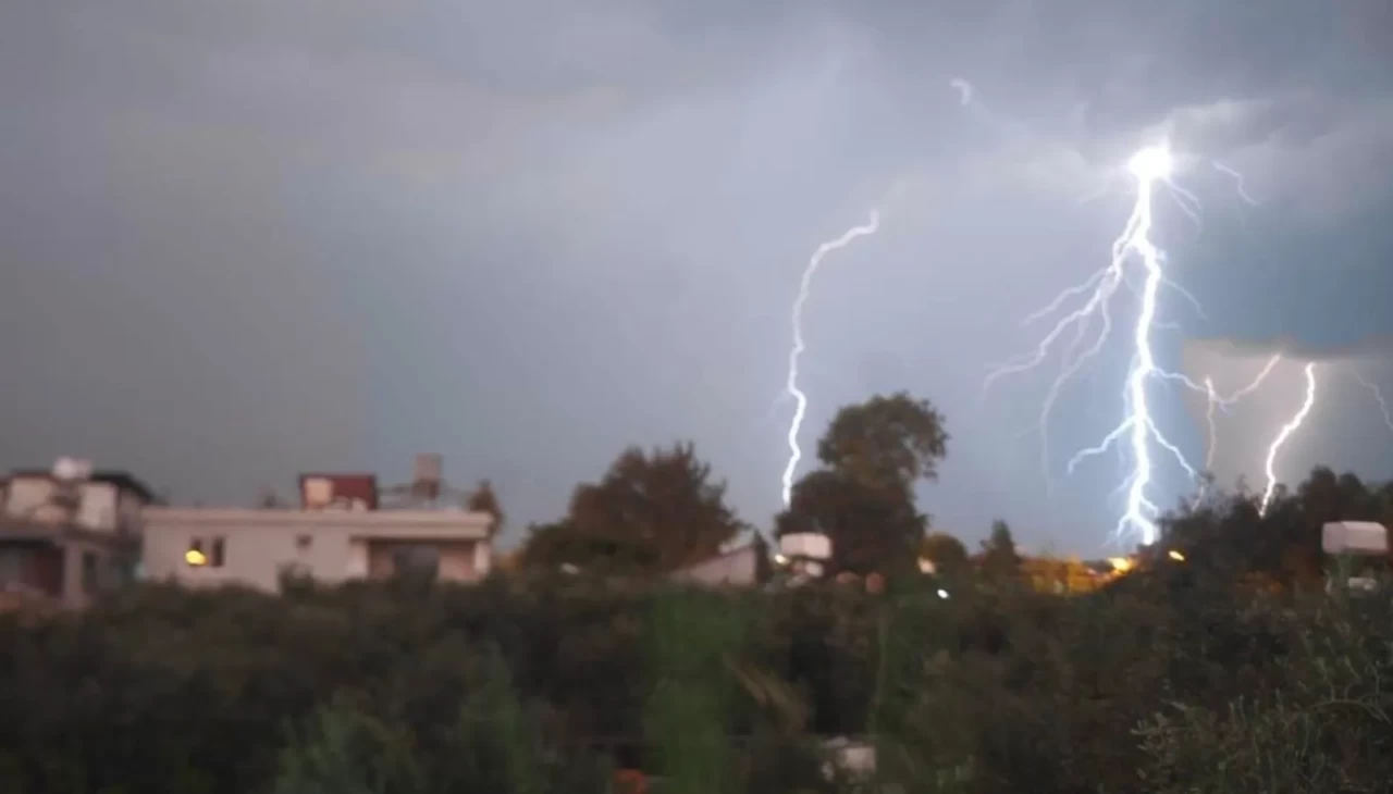 Hatay’da geceyi aydınlatan yıldırımlar kamerada