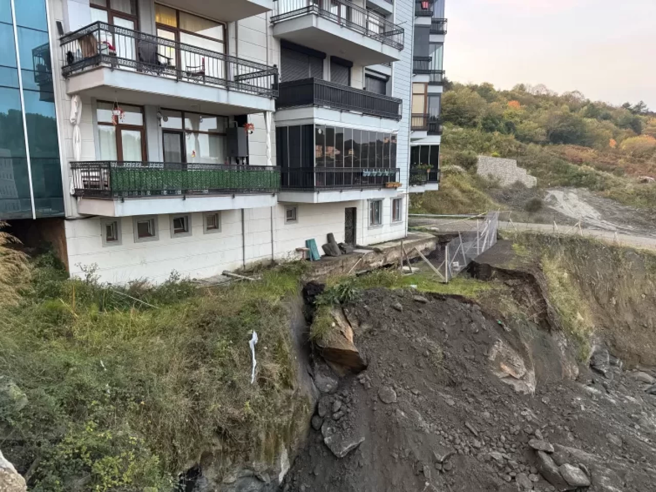 Bartın'da inşaat alanında göçük: Yan apartman tahliye edildi