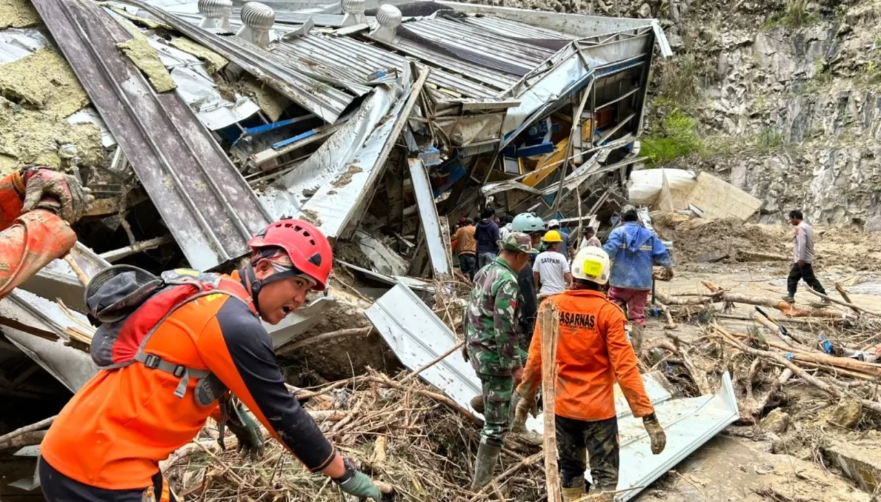 Endonezya'da sel can almaya devam ediyor: 174 ölü