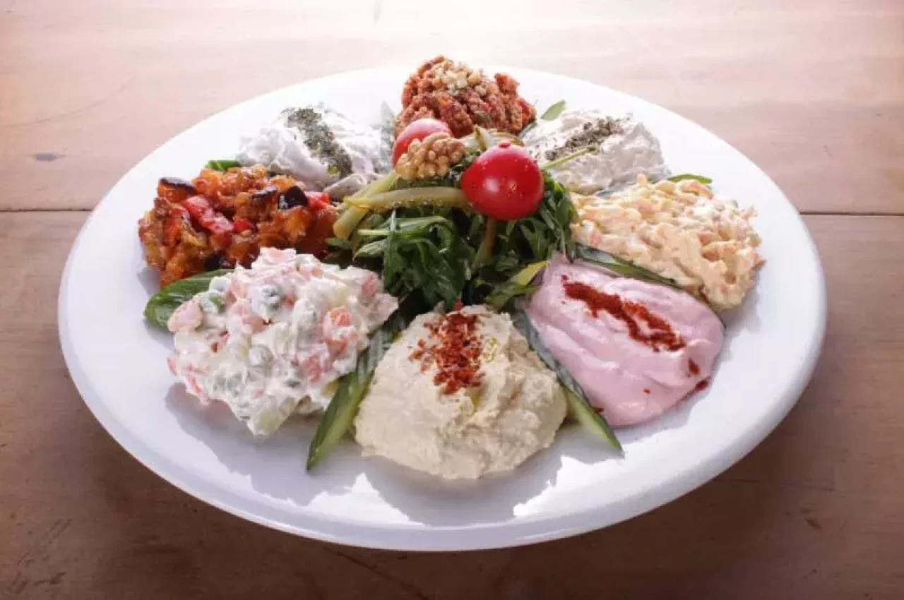 Ordövr Tabağı Hazırlamanın Püf Noktaları: Sıcak ve Soğuk Lezzetler