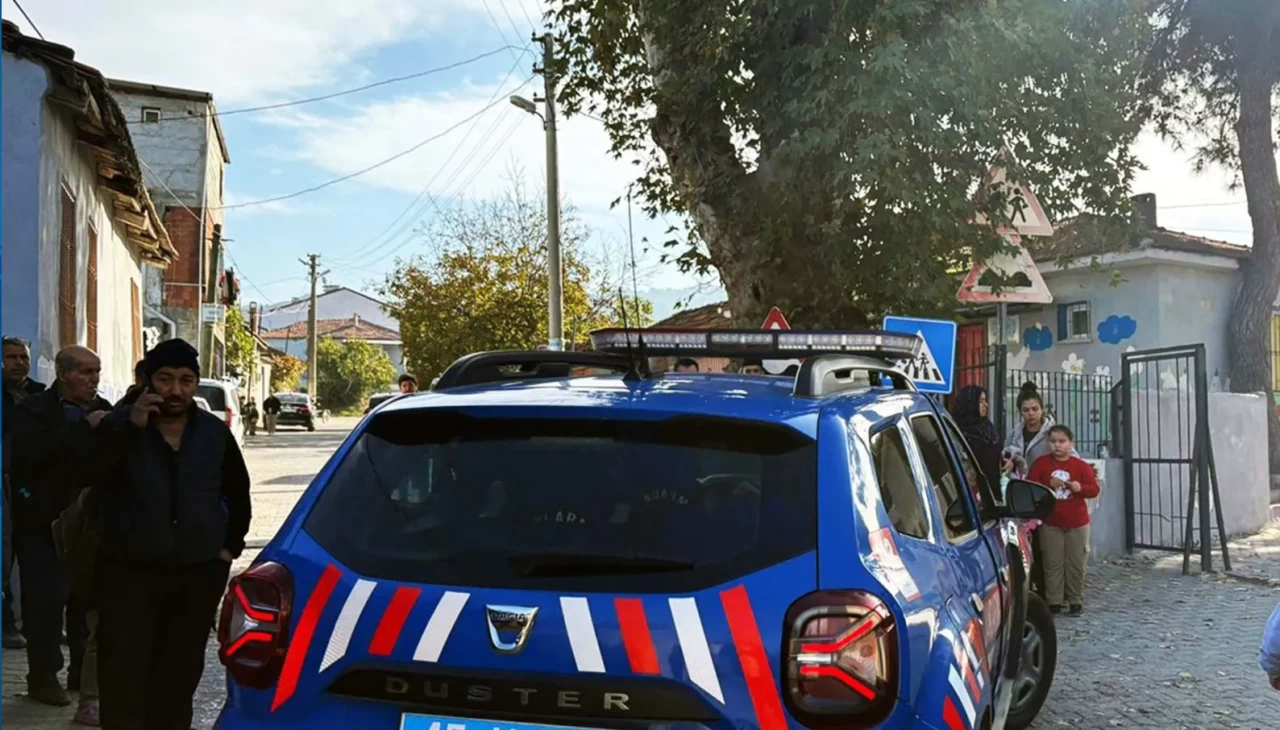 Manisa’da ortaokulda darp iddiası: Veliler güvenlik endişesiyle okul bahçesinde toplandı