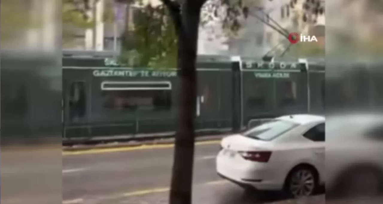 Gaziantep’te yüzlerce yolcunun olduğu tramvaya yıldırım isabet etti