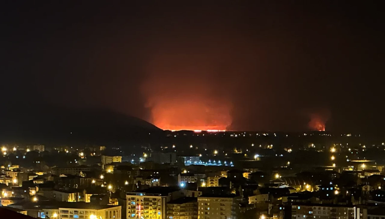 Kuş cenneti, Nehil Sazlığı yanıyor! Yangın şehir merkezinden de görülmeye başlandı