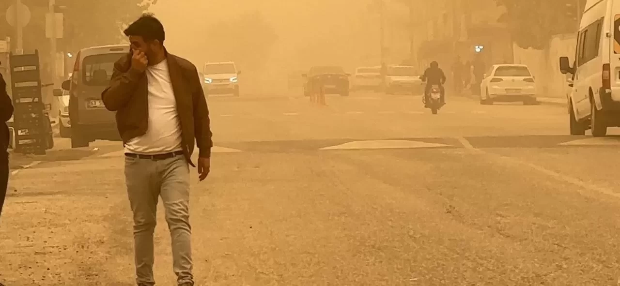 Toz bulutu Şanlıurfa semalarını kapladı