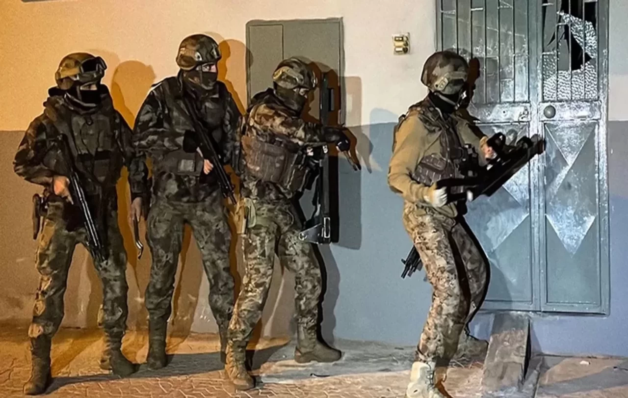 İzmir merkezli DEAŞ operasyonu: 26 şüpheli gözaltında