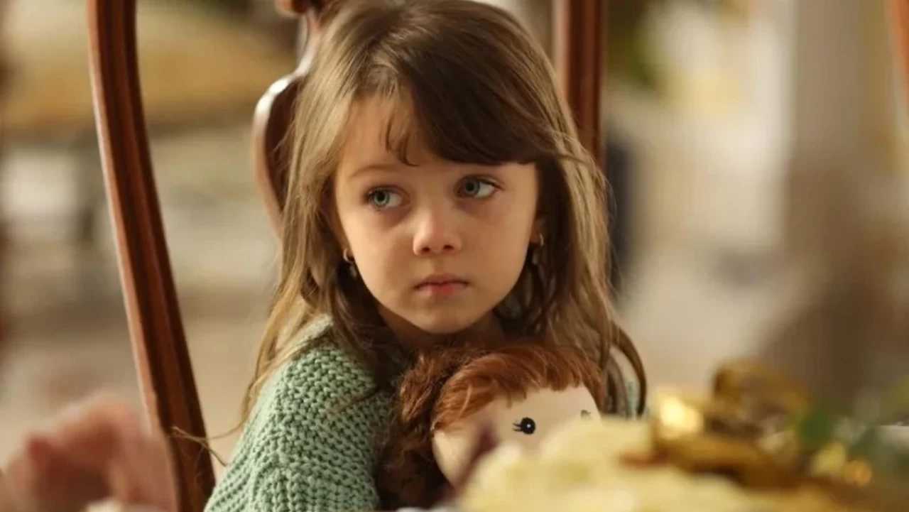 Aynadaki Yabancı 6. Bölümde Defne'nin Sırrı Ortaya Çıkıyor! Emirhan'ın Şok Eden Sürprizi İzleyiciyi Ekrana Kilitledi