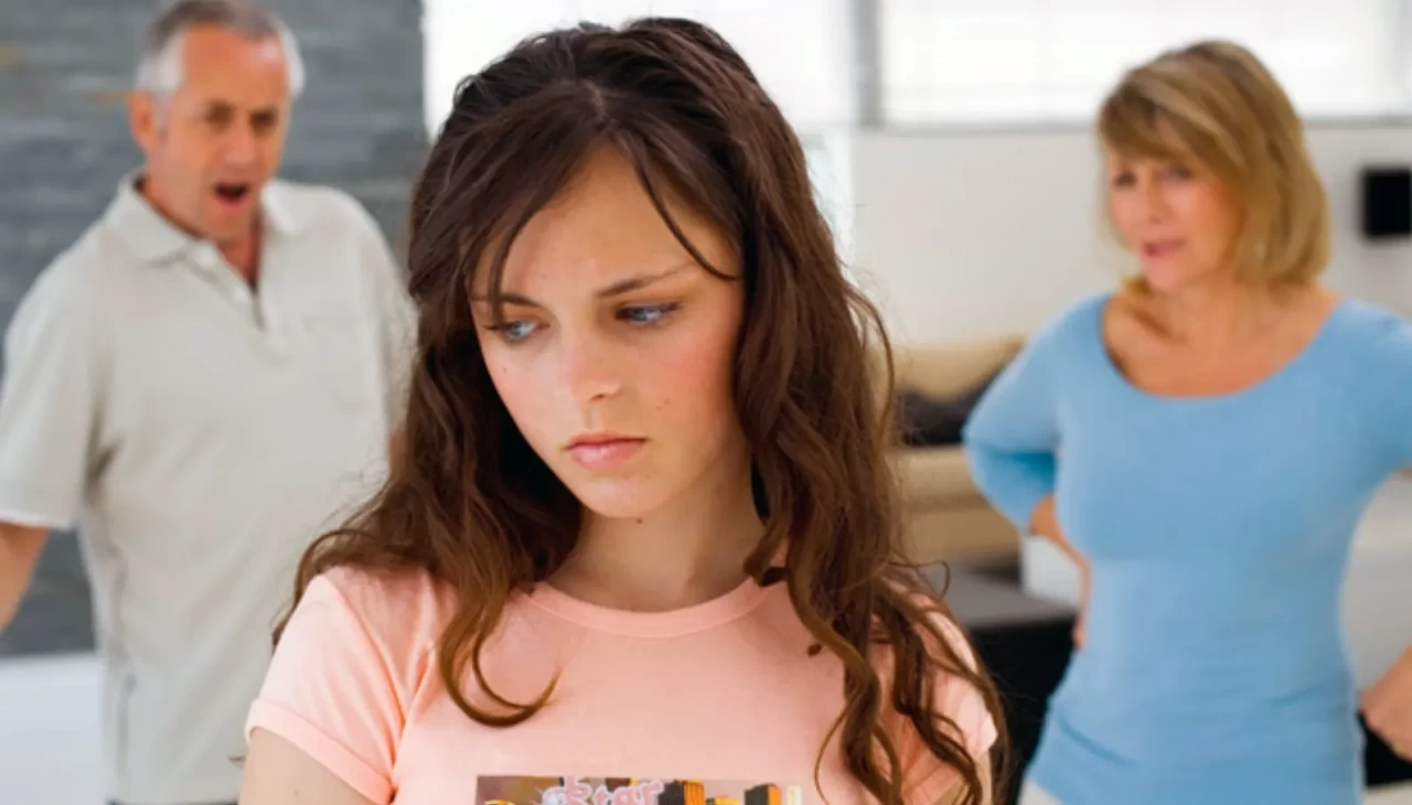 Farkında olmadan yapıyoruz! Kız çocuğunun özgüvenini sıfırlayan 5 büyük ebeveyn hatası