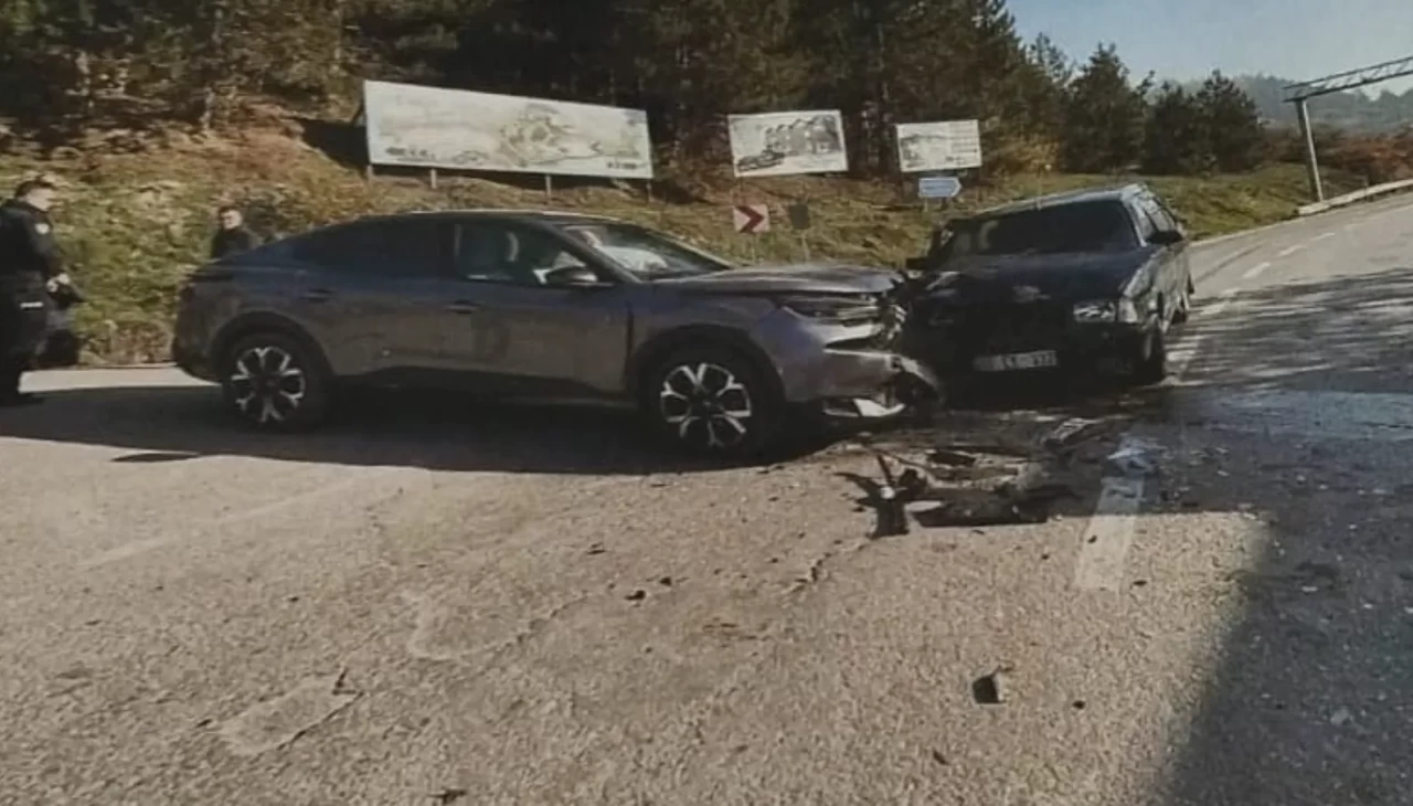 Azdavay’da iki otomobil kafa kafaya çarpıştı: 3 yaralı