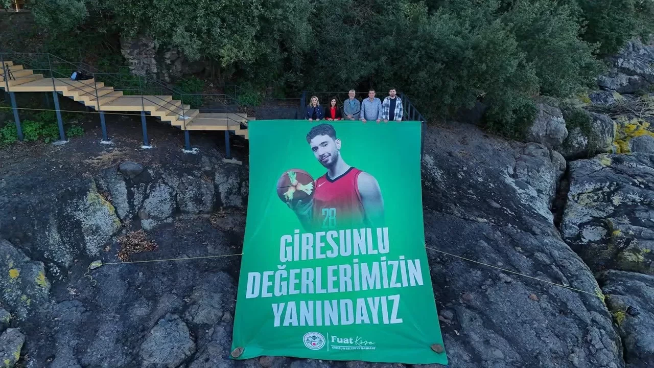 Giresun Adası’nda Alperen Şengün’e özel onur posteri yerleştirildi