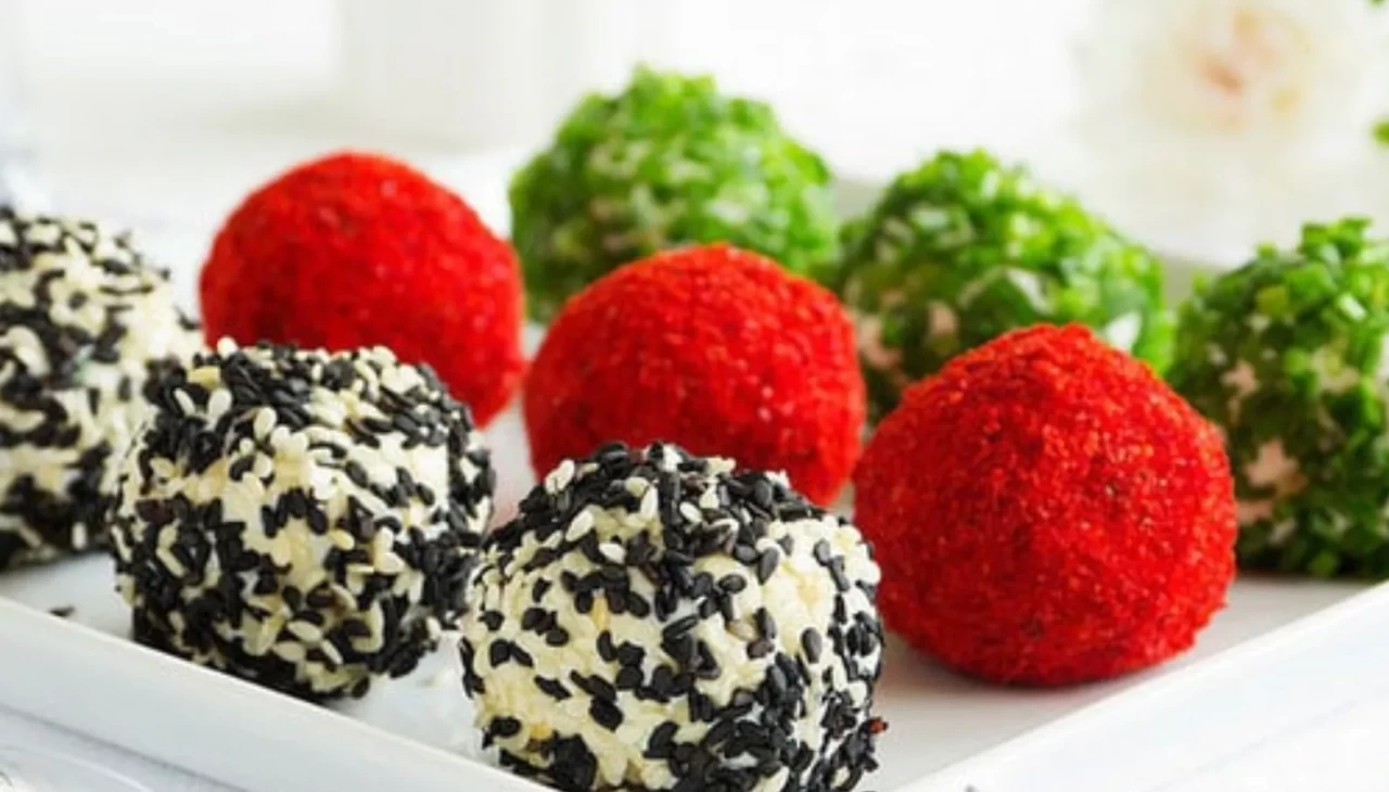 5 Dakikada hazırlanıyor, gören tarifini istiyor! Baharatlı peynir topları sofrayı şenlendiriyor!