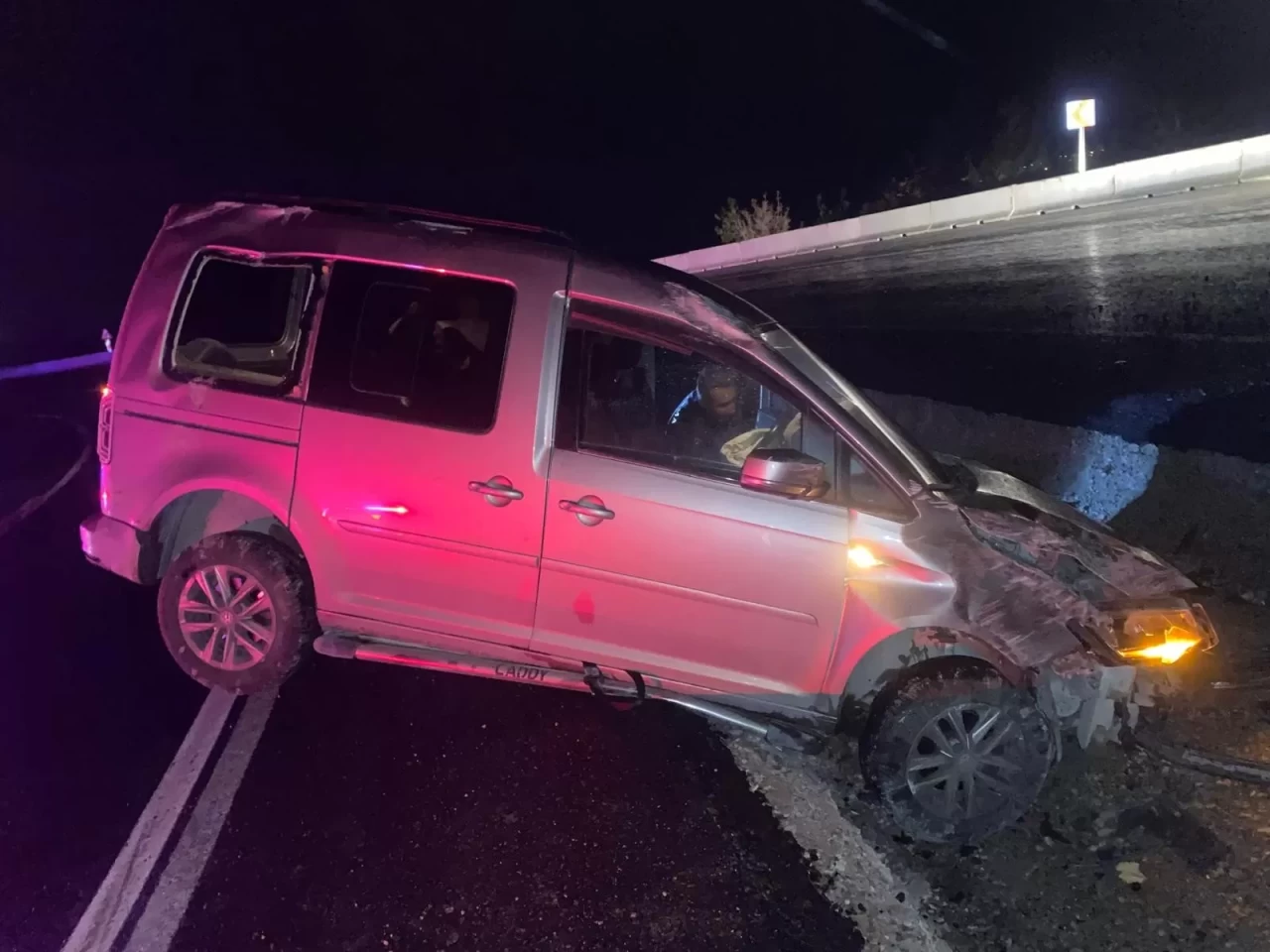 Kontrolden çıkan araç trafik levhalarına çarptı: 2 yaralı