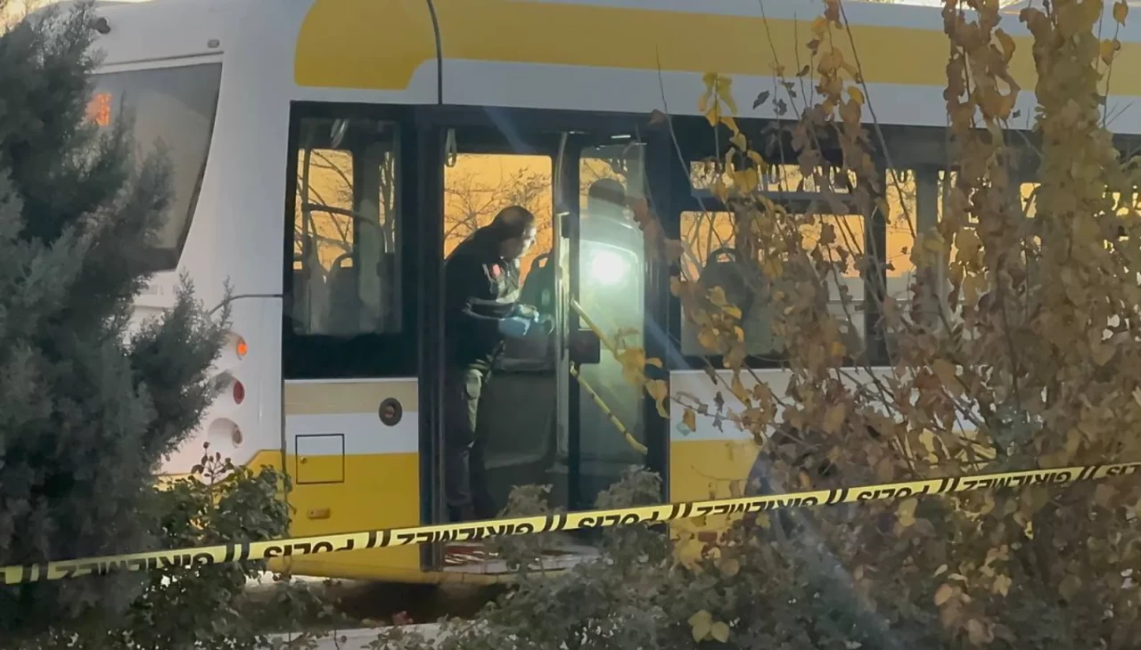 Konya’da belediye otobüsünde dehşet: Genç adam eşinin yanında bıçaklandı