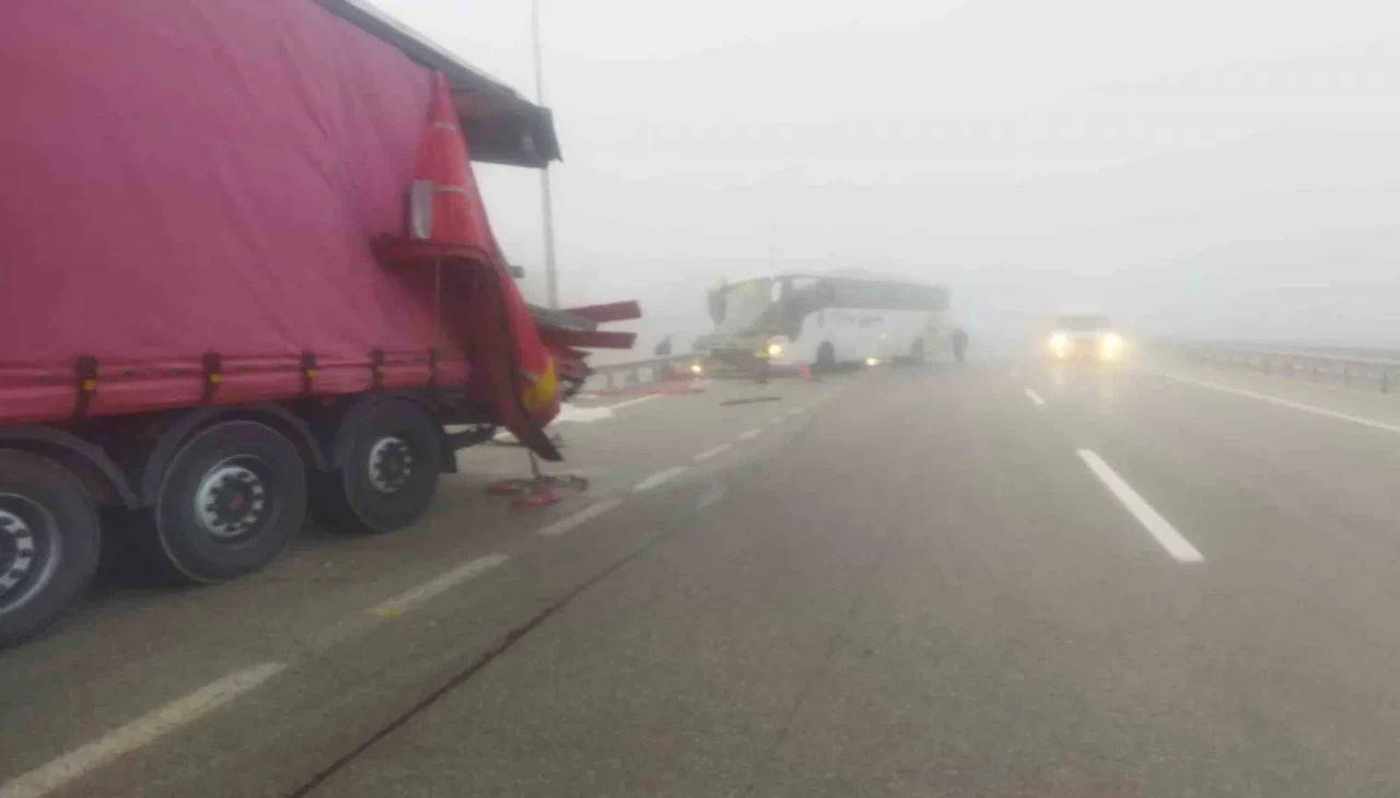 Pasinler yolunda otobüs tıra çarptı: 13 yaralı