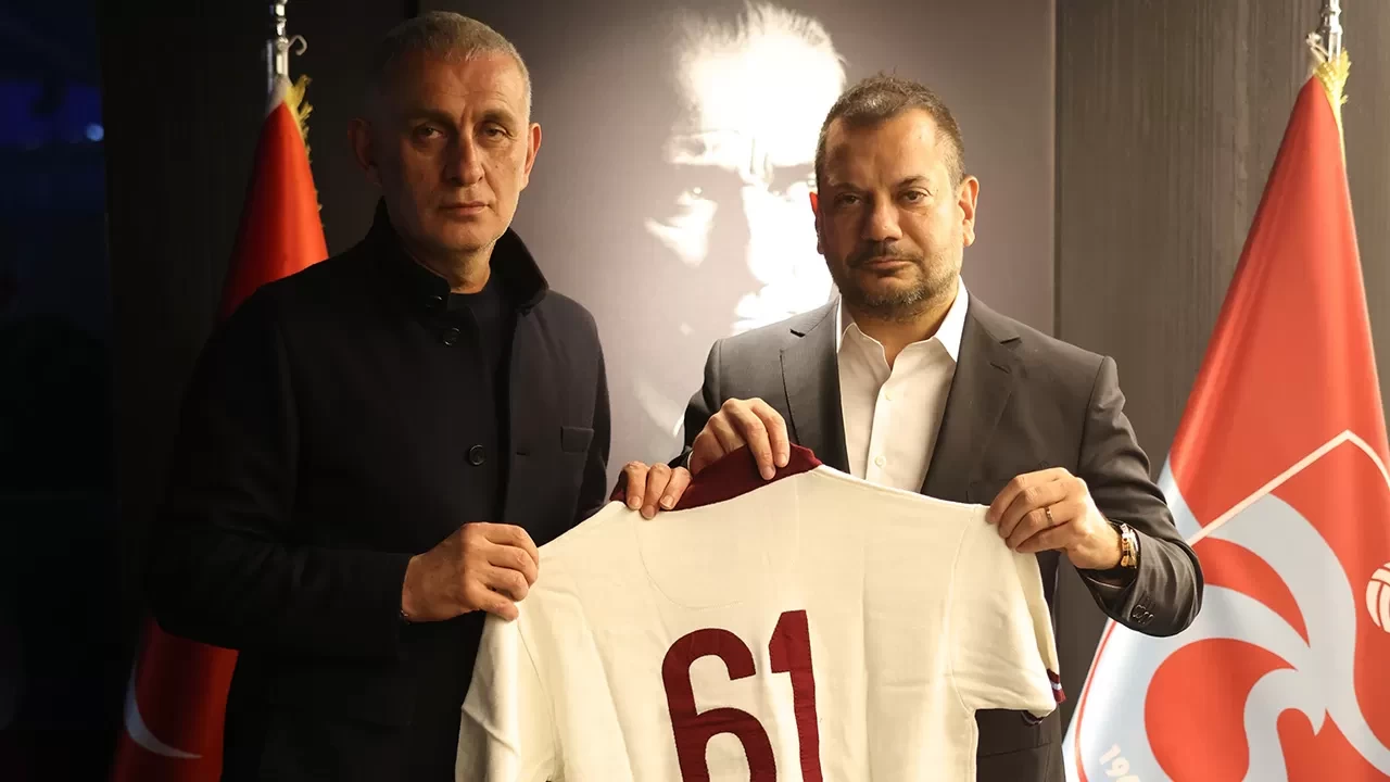 Ertuğrul Doğan, TFF Başkanı İbrahim Hacıosmanoğlu’na Trabzonspor’un tarihi formasını hediye etti