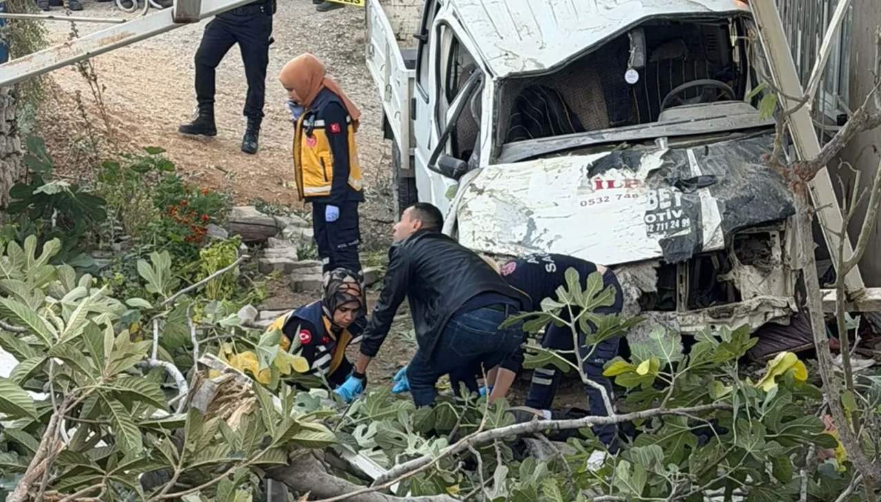 Denizli’de kamyonet evin bahçesine düştü: 1 ölü, 3 yaralı