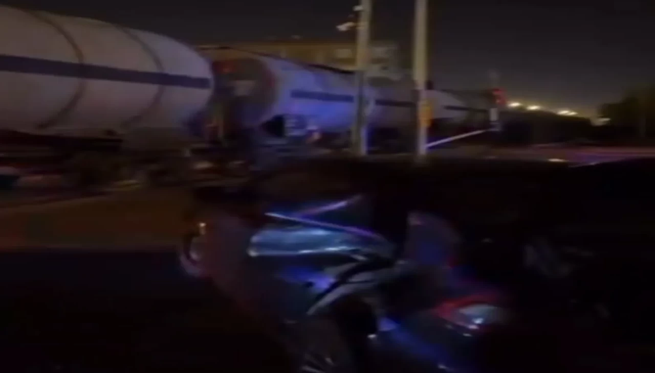 Diyarbakır'da yük treni, hemzemin geçitte otomobille çarpıştı