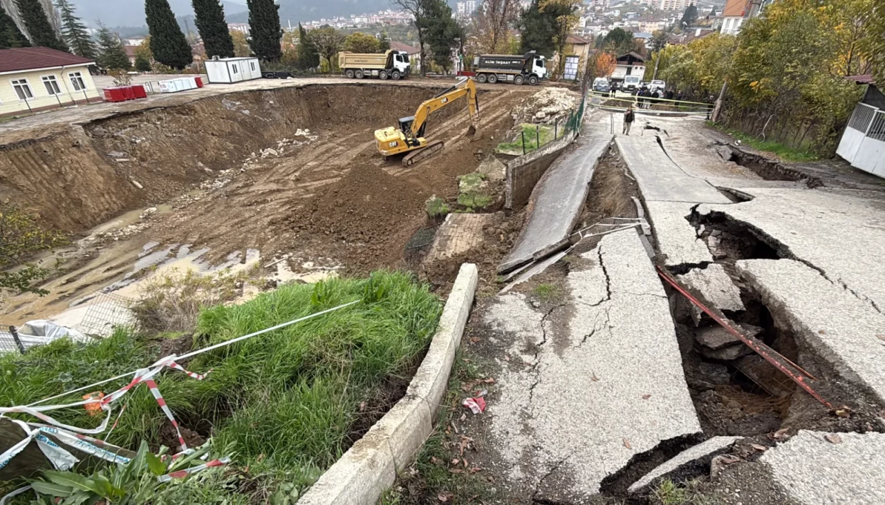 Karabük’te okul inşaatı yanındaki yol çöktü: Bölge trafiğe kapatıldı