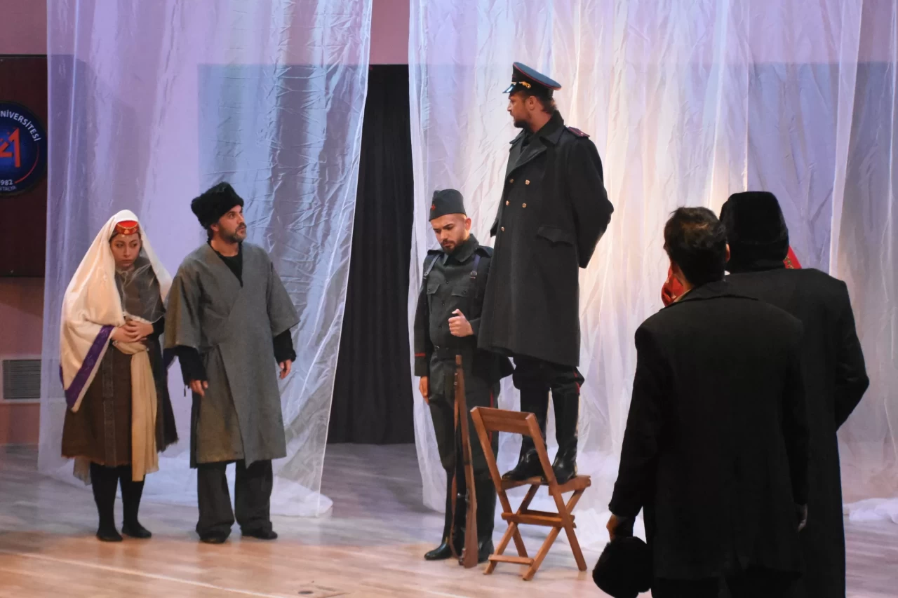 Antalya'da Ahıska Türklerinin sürgün edilişi "Kara Leke" tiyatrosuyla anlatıldı