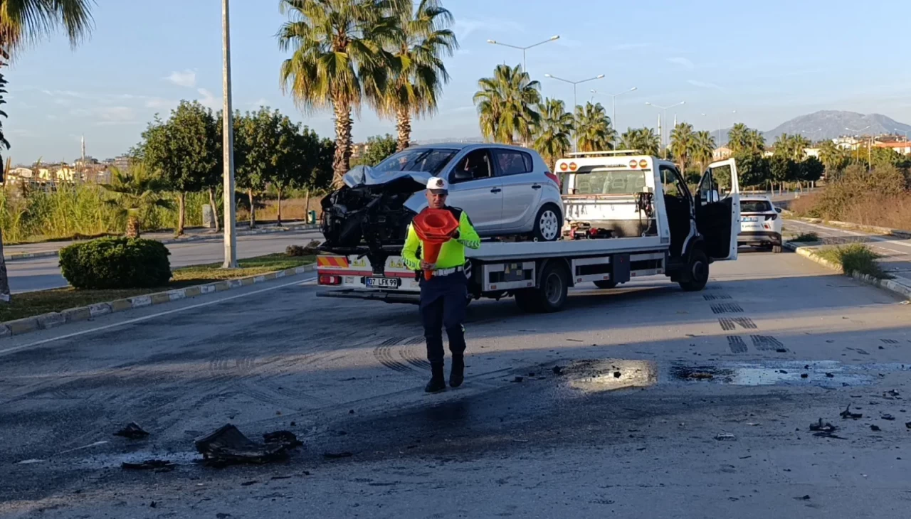 Antalya Manavgat’ta virajı alamayan otomobil palmiyeye çarptı: Sürücü yaralandı