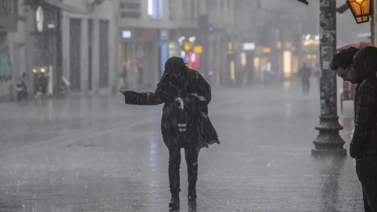 İstanbul'da etkili yağmur günlük hayatı olumsuz etkiliyor, trafik kilitlendi!