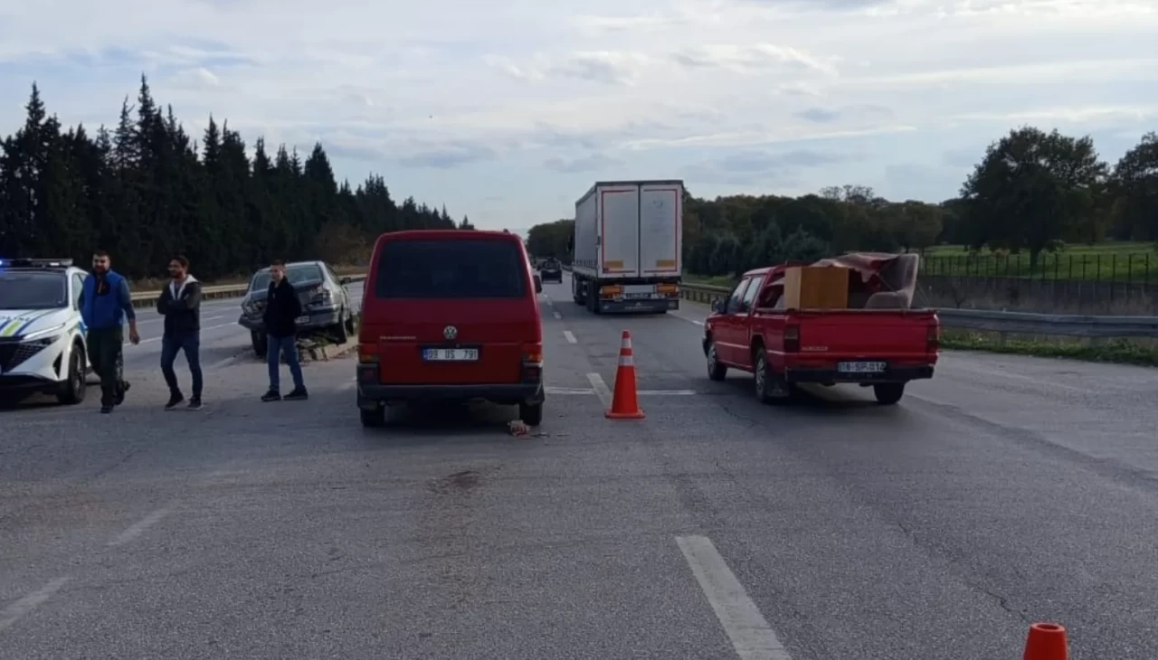 Otomobil ile minibüs kavşakta çarpıştı: 2 yaralı