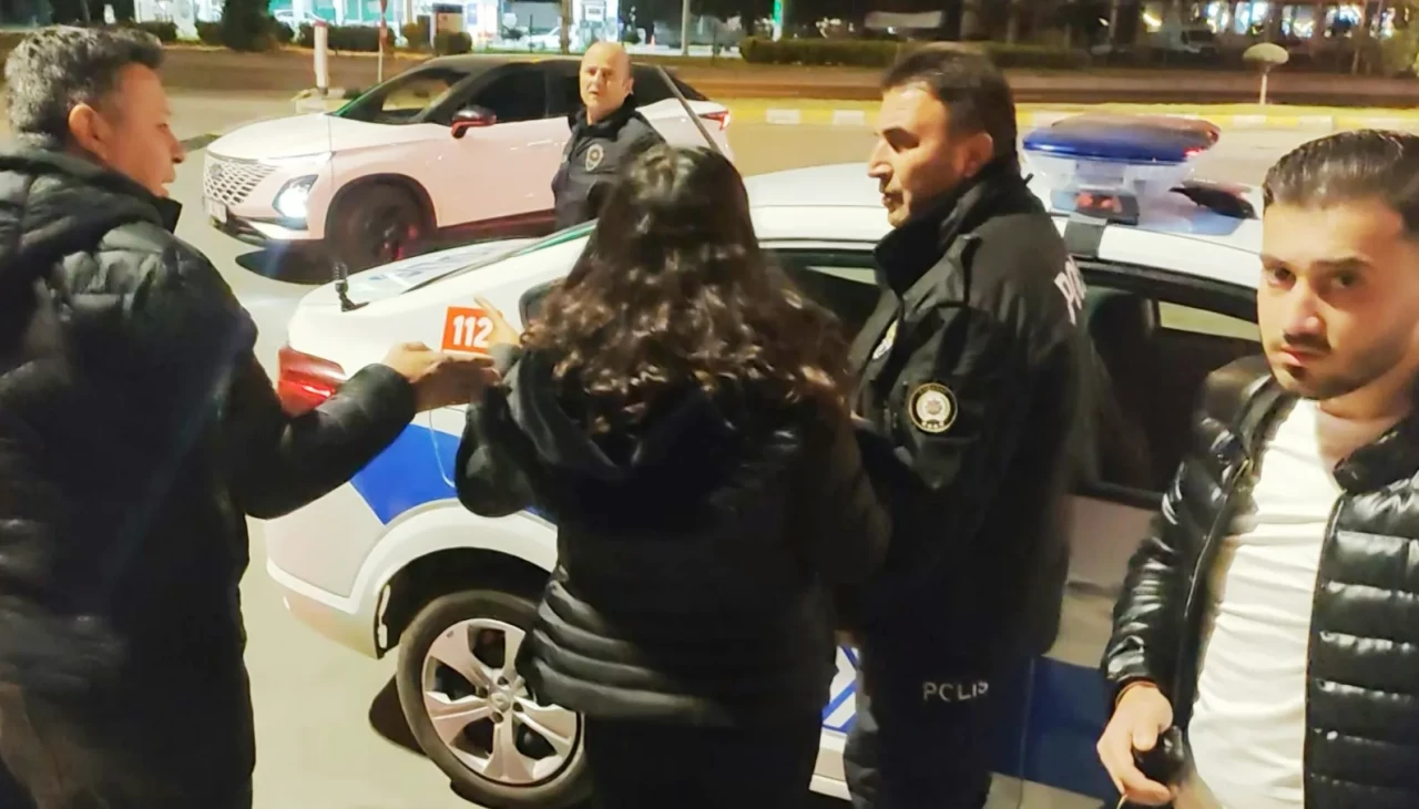 Anne ve baba, avukat kızlarını taksi durağına kilitledi