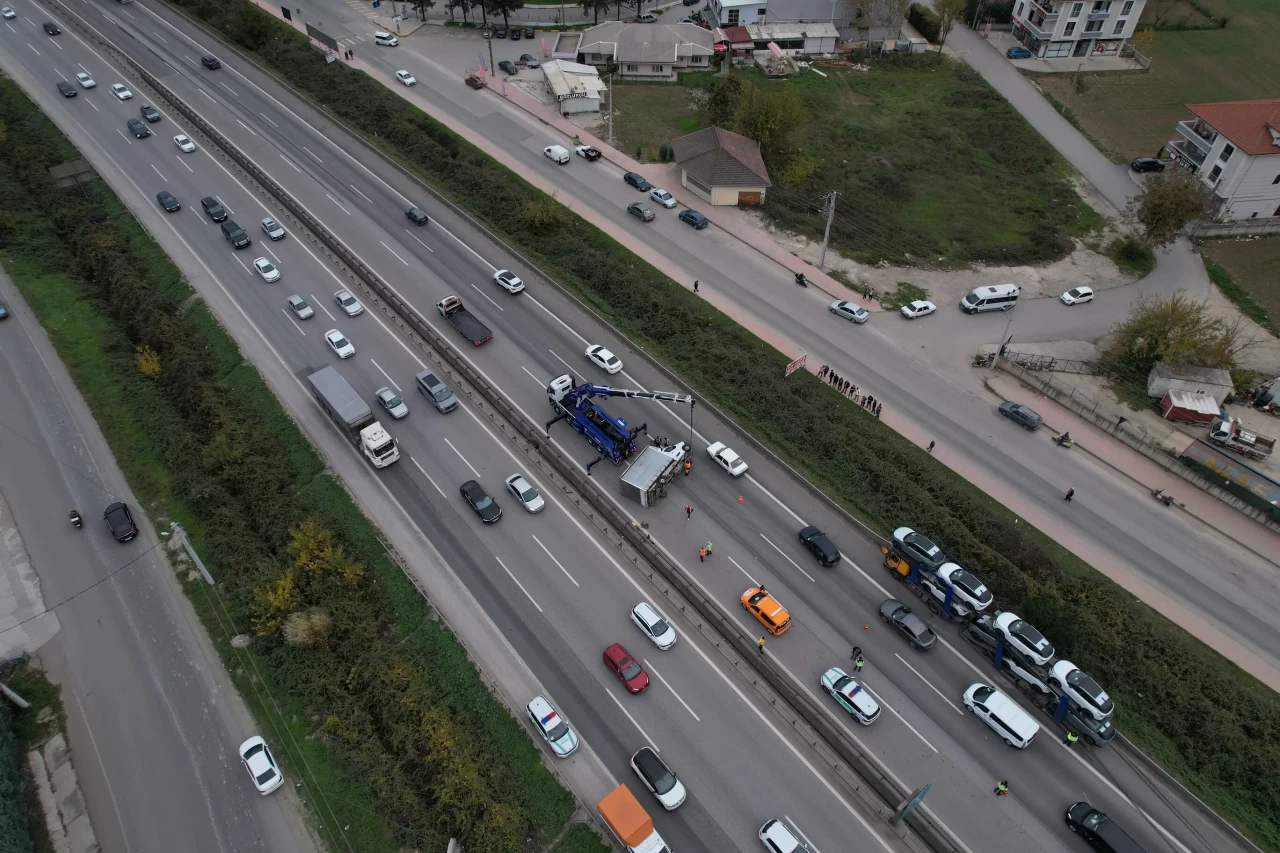Anadolu Otoyolu'nda büyük kaza: Tır ile çarpışan kamyonet devrildi, trafik felç oldu!