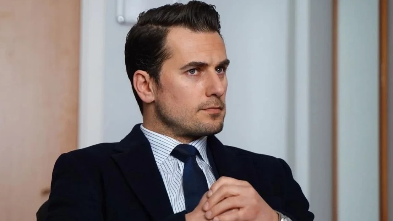 Hakan Dinçkol kimdir? 44 yaşındaki yakışıklı oyuncunun kız kardeşi de ünlüymüş!