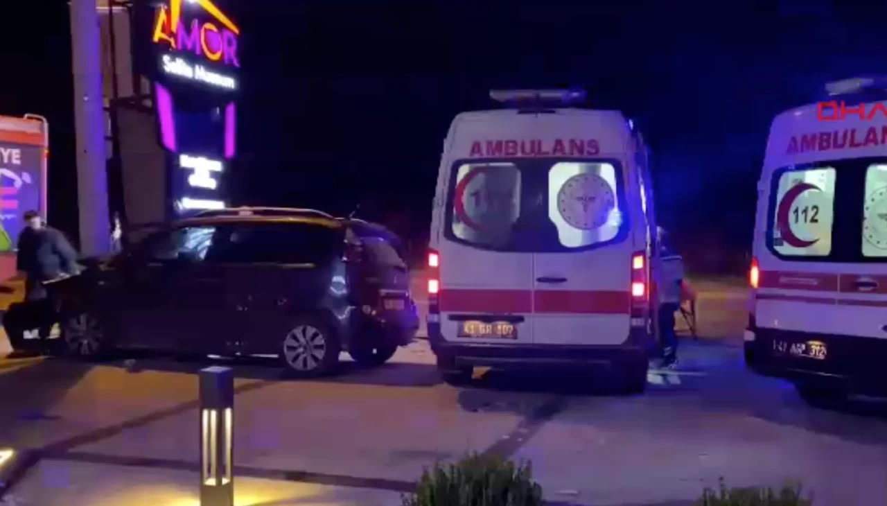 Kocaeli’de hafif ticari araç direğe çarptı: 5 yaralı