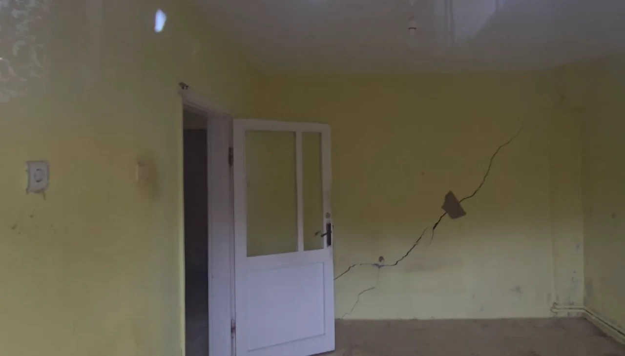 Beykoz’da duvarlarında çatlak oluşan iki bina tahliye edildi