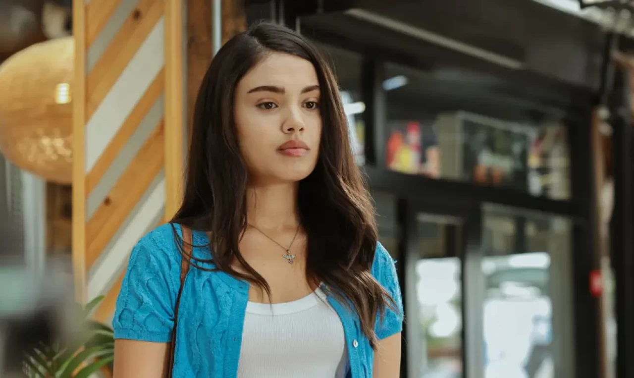 Çarpıntı dizisindeki Aslı karakterini oynayan Lizge Cömert kimdir? Lizge Cömert hangi bölümü okuyor ve hangi projelerde rol aldı?