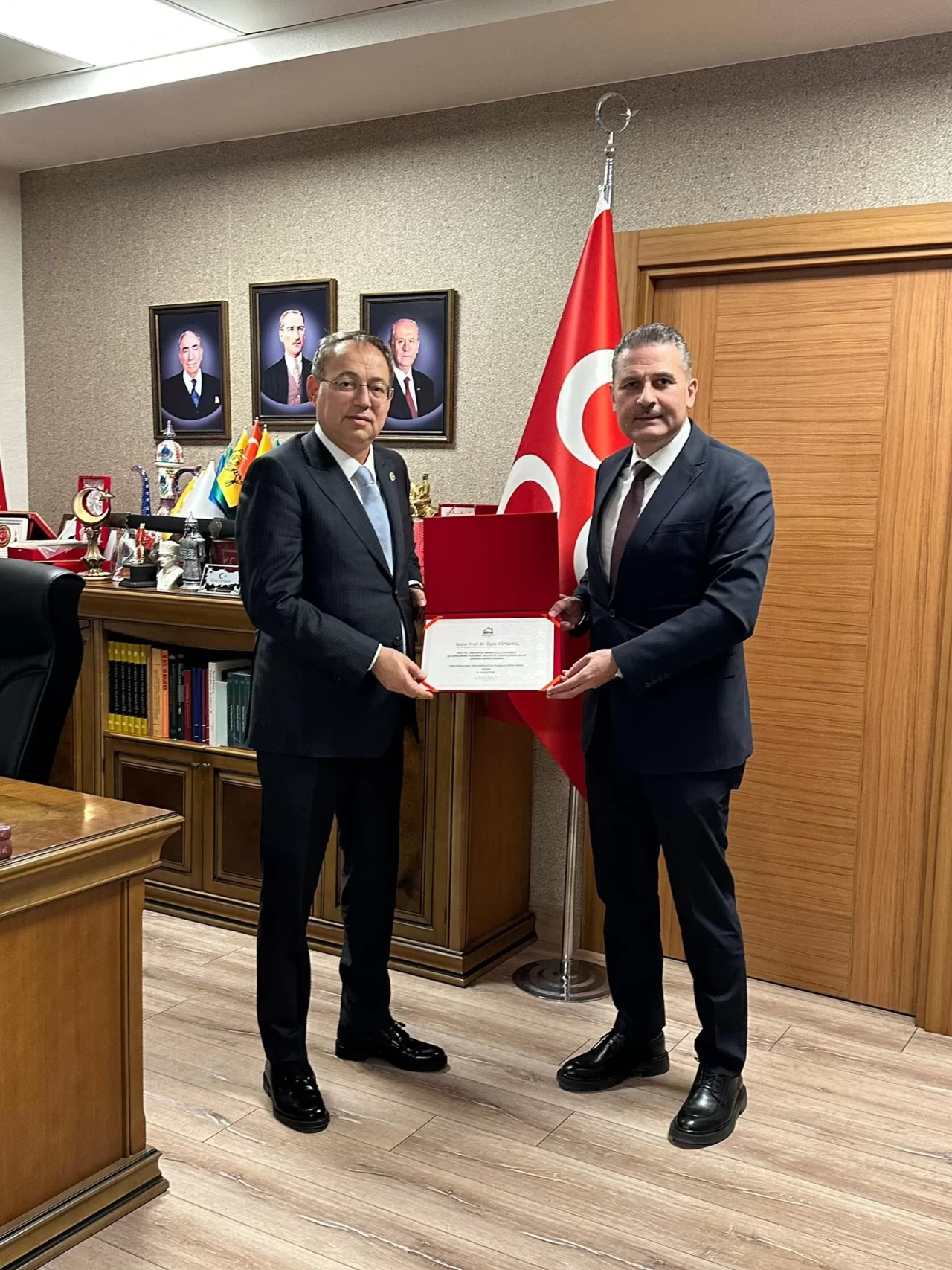 MHP'li İlyas Topsakal'a Bağımlılıkla Mücadele Ödülü