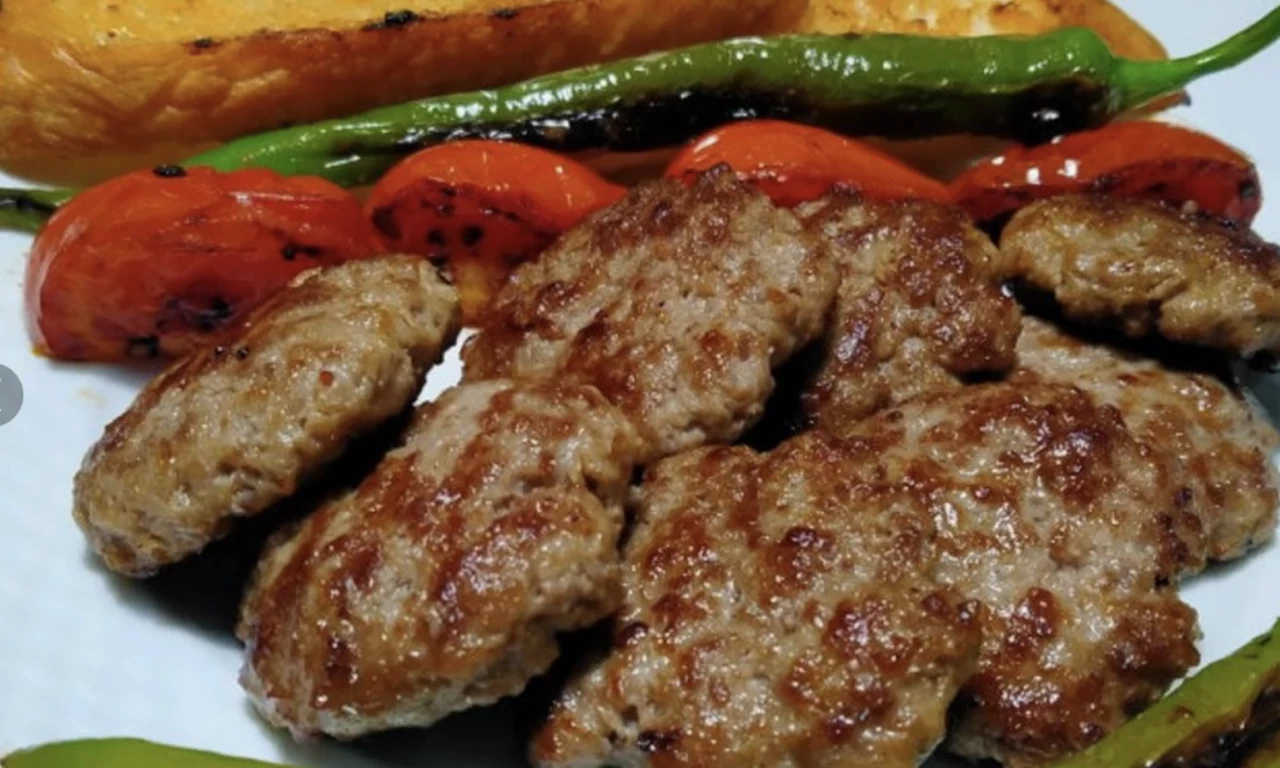 MasterChef’te Türkiye’nin Meşhur Akçaabat Köftesi! Şefler Bayıldı, Bir Kez Tadan Unutamıyor