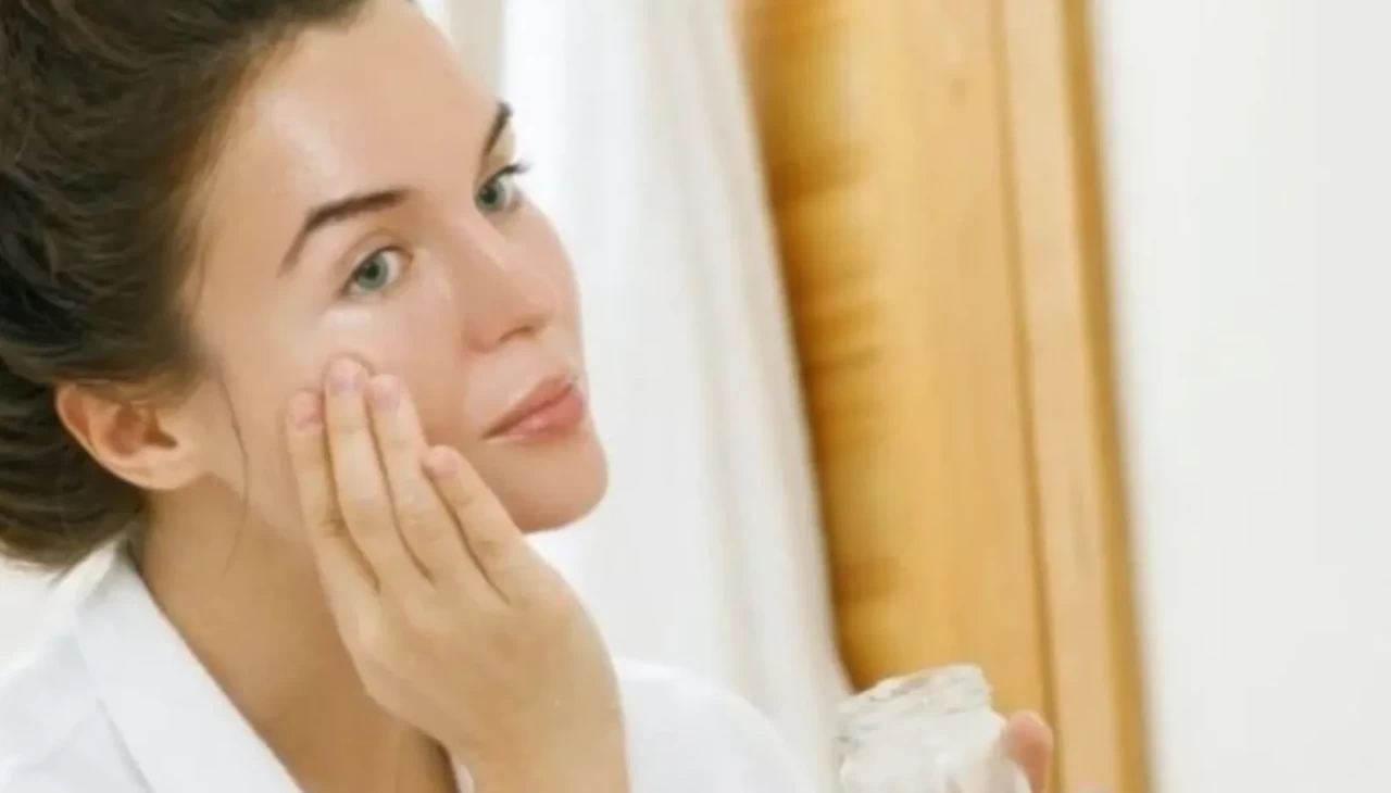 DERMATOLOGLAR UYARIYOR! YATMADAN ÖNCE CİLDİNE BUNU YAPMAYAN SABAH PİŞMAN OLUYOR!