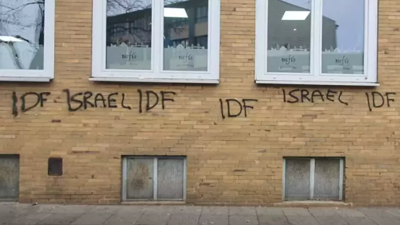 Almanya’da iki Türk camisine düzenlenen saldırıda duvarlara "İsrail" ve "IDF" yazıldı