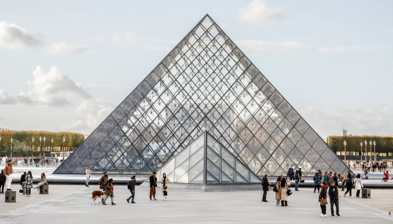 Louvre Müzesi'nde yeni skandal: Mısır bölümündeki 400 nadir kitap zarar gördü!