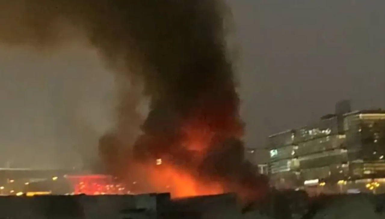 Bakırköy’de kumaş baskı fabrikasında yangın: Alevler 1 saatte kontrol altına alındı