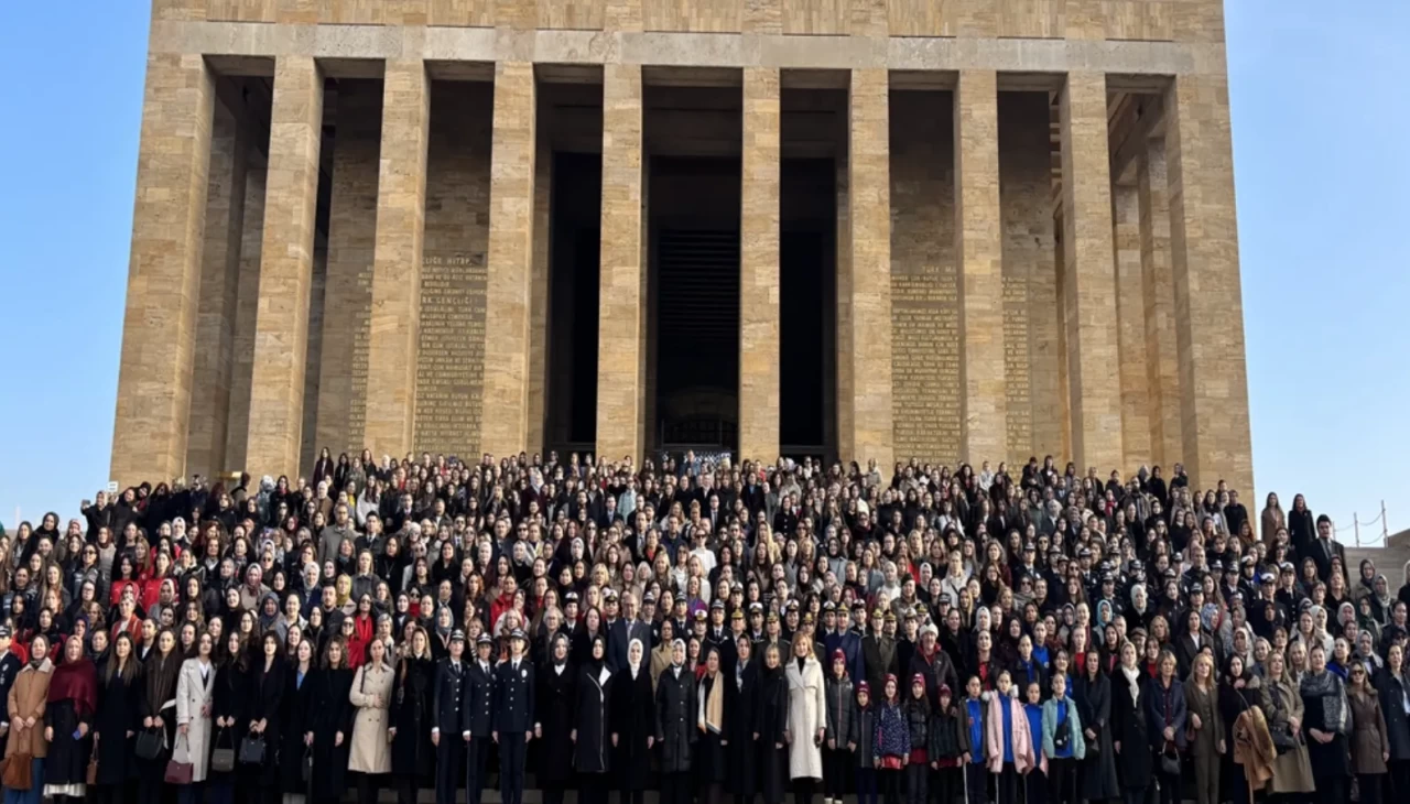 Bakan Göktaş, kadınlarla birlikte Anıtkabir'i ziyaret etti